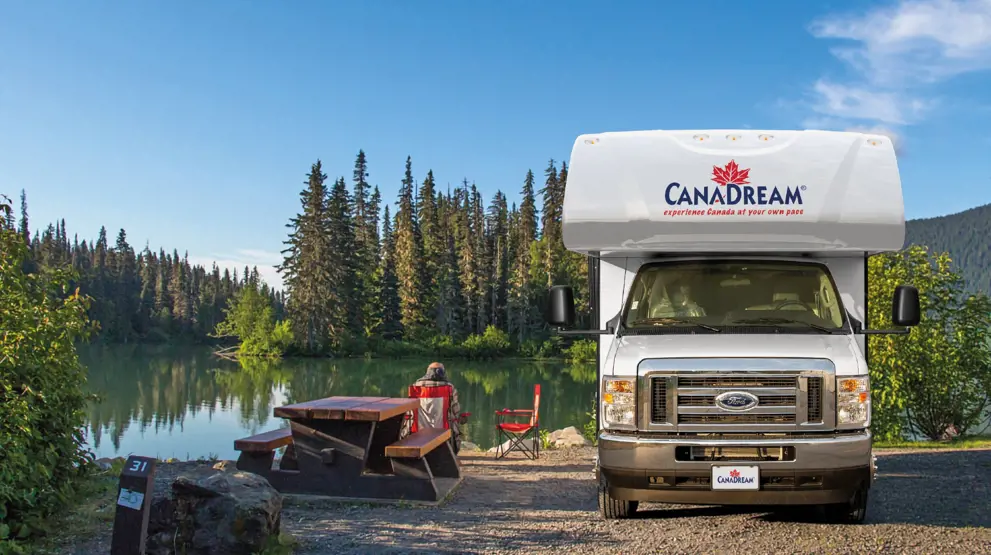 CanaDream MHL C-Large autocamper ved Meziadin Lake Provincial Park, British Columbia