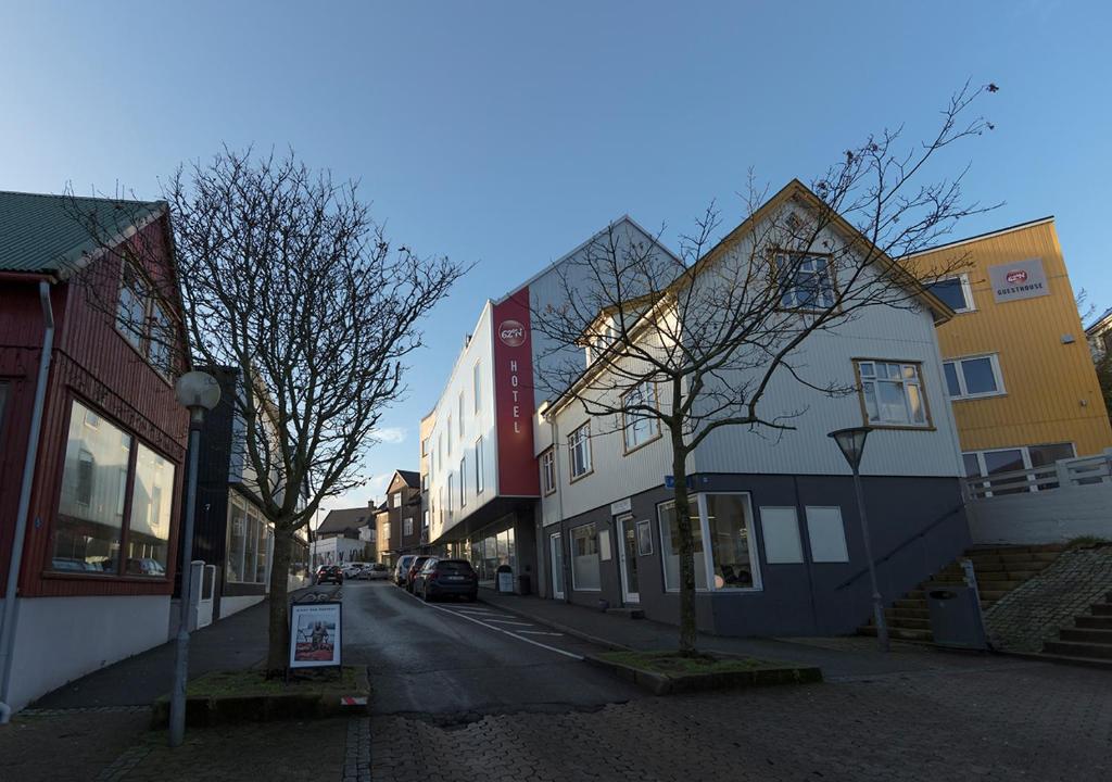 Foran hotellet, 62N Hotel