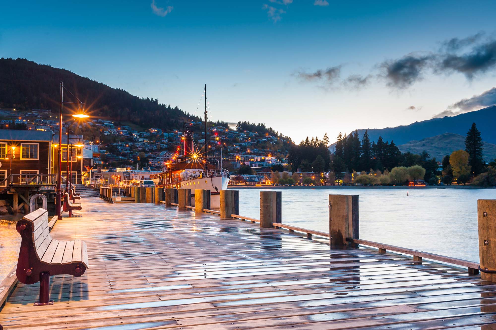 new-zealand-queenstown-and-lake-wakatipu-in-the-morning-iStock-159012998