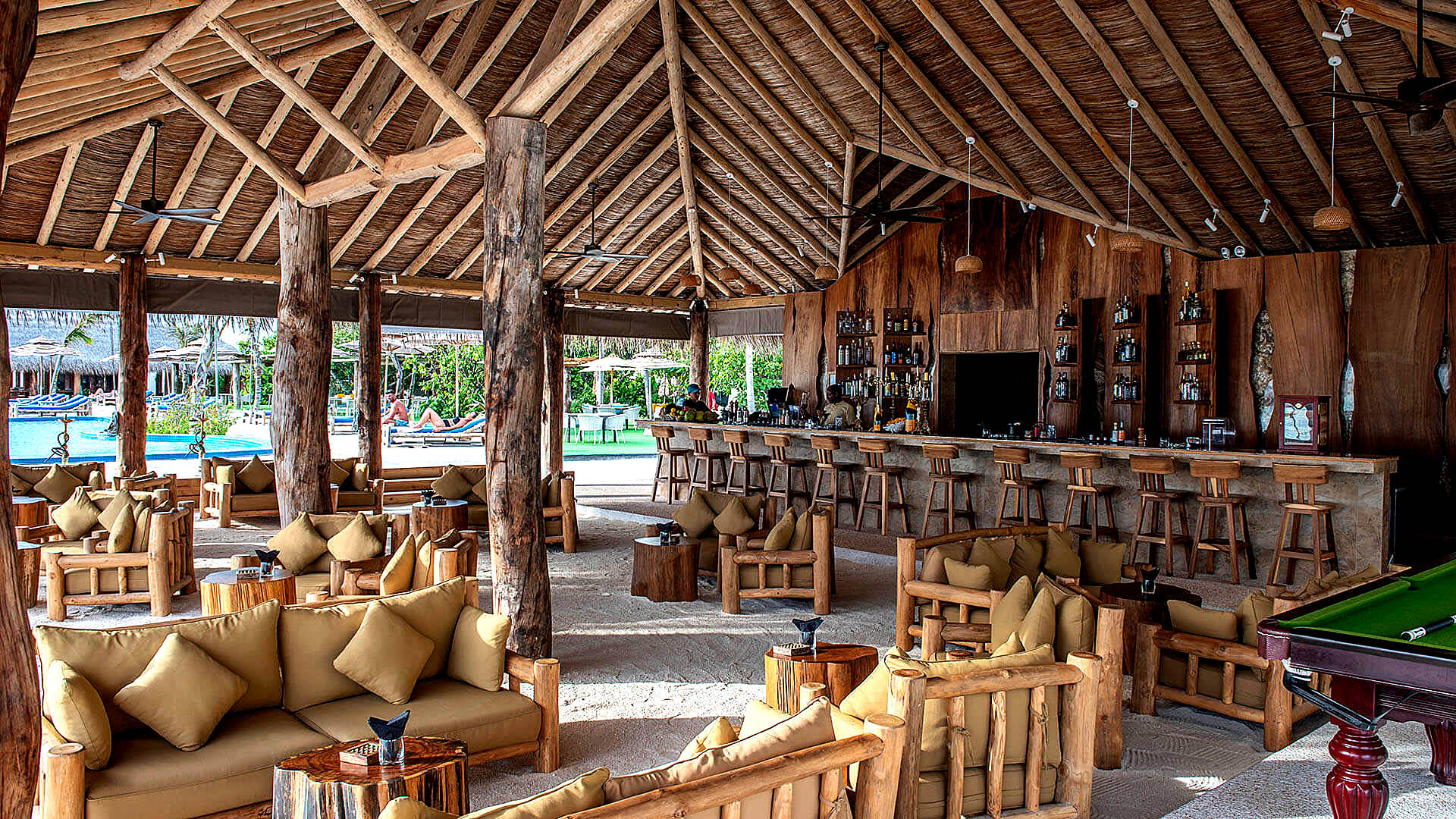 Nyd en forfriskning i Cheers Bar