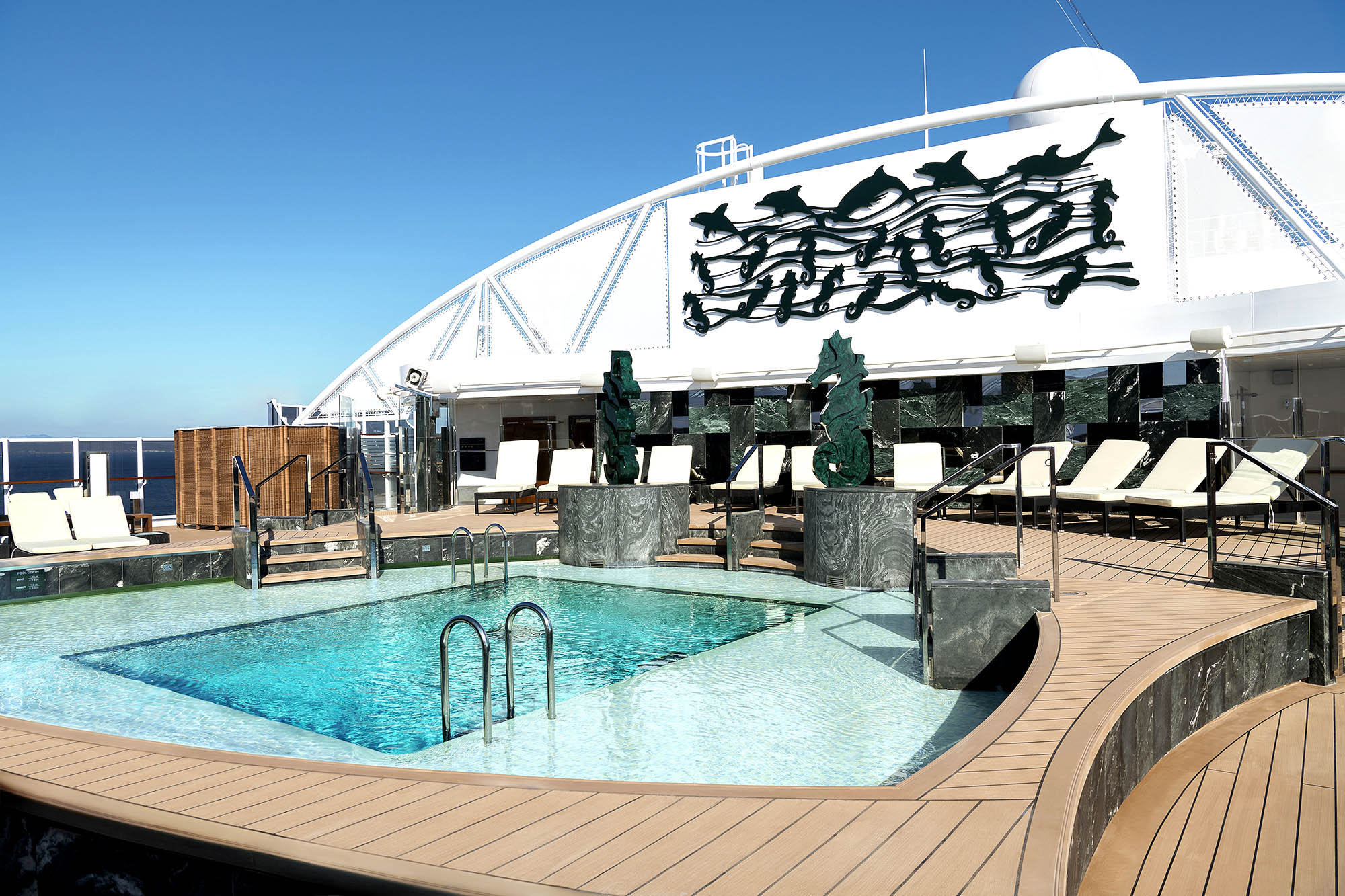 Det private poolområde i MSC Yacht Club