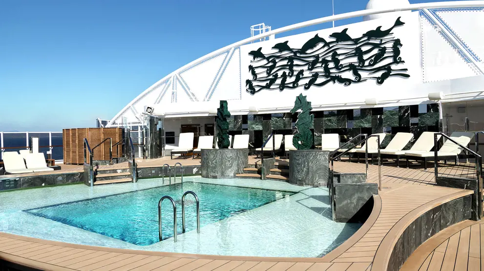 Det private poolområde i MSC Yacht Club