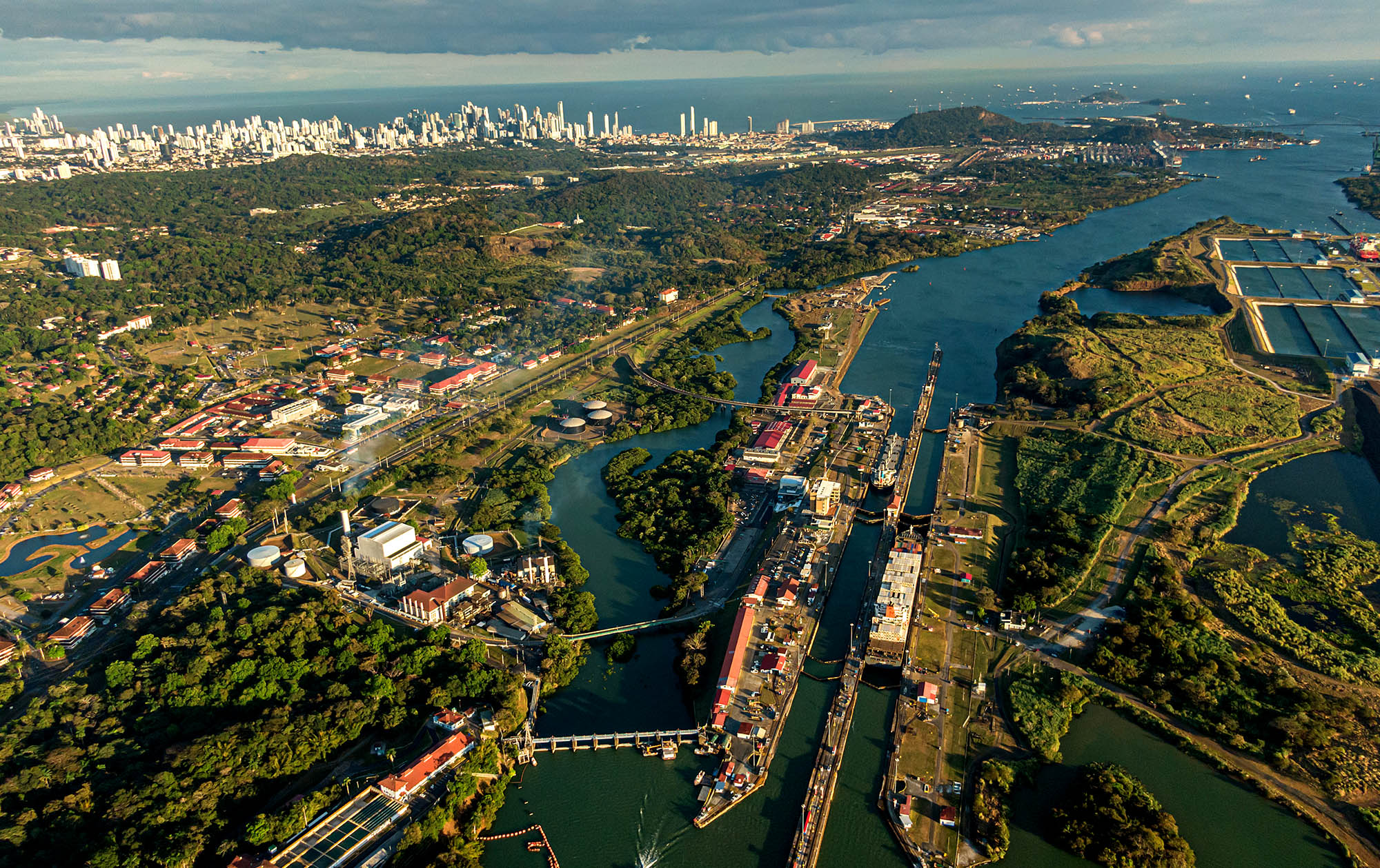 Miraflores Slusen ligger tæt på Panama City og er en af de to sluser, der hæver og sænker skibe på kanalen, som forbinder Stillehavet med Atlanterhavet