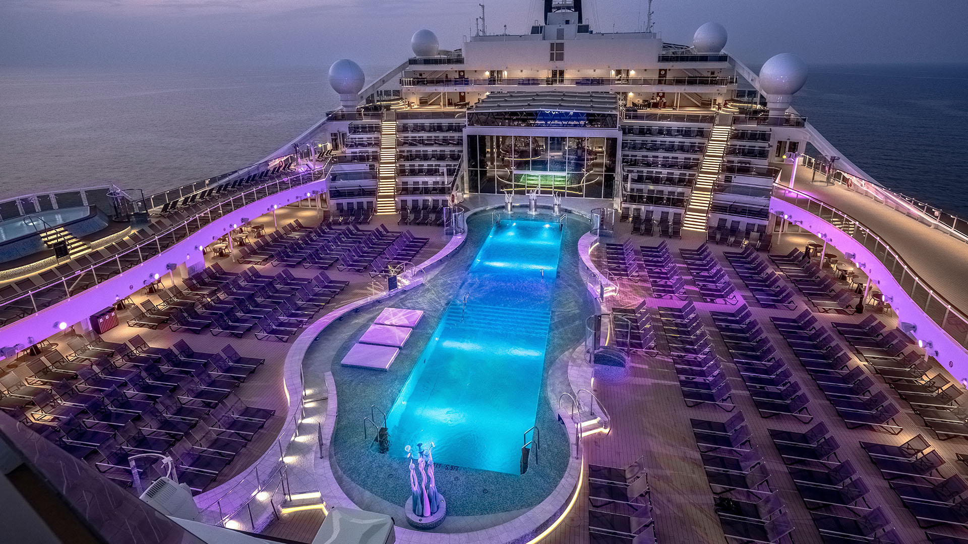 MSC World America har en stor, central hovedpool, som er det perfekte sted at nyde solen