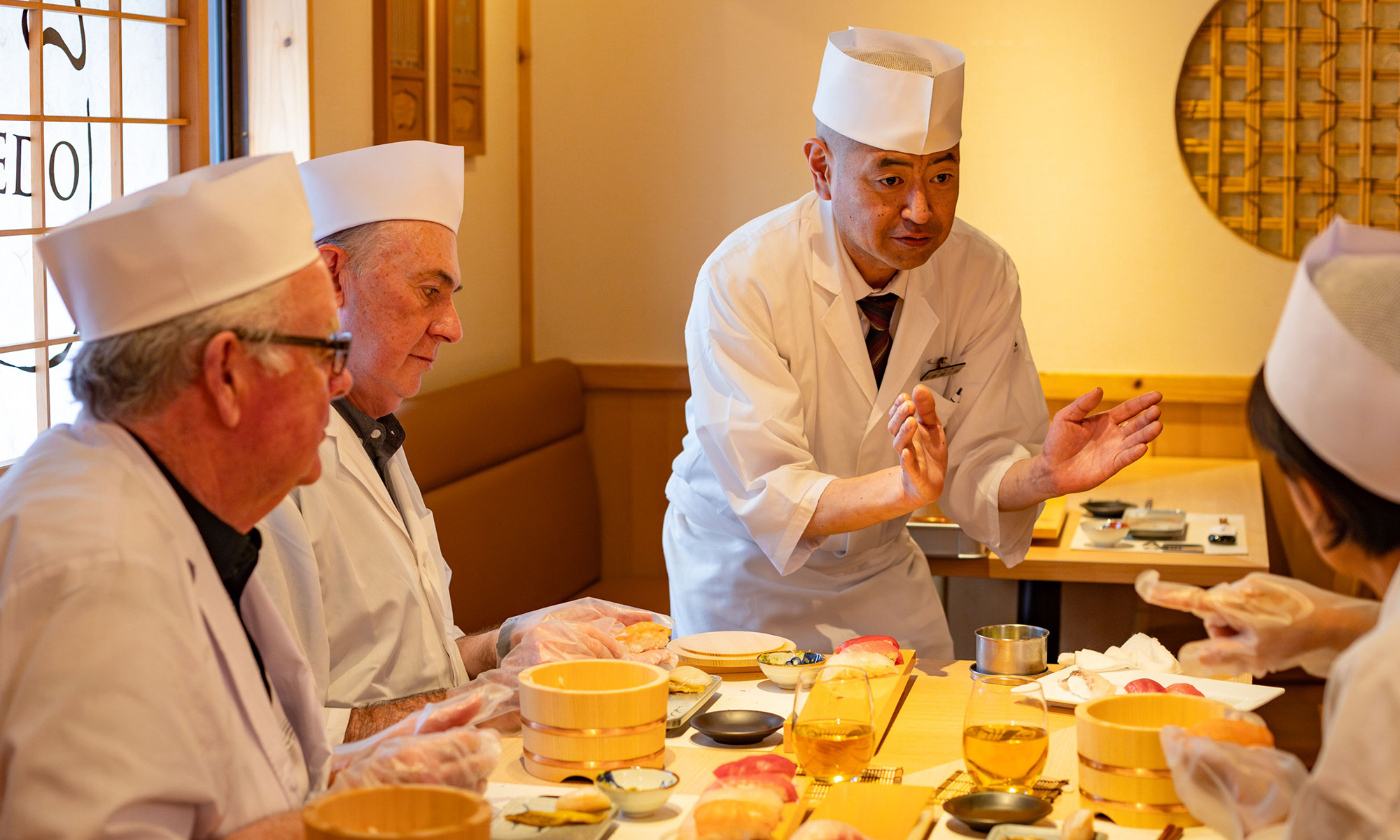 Lær bl.a. at lave sushi på et madlavningskursus af en professionel sushi-kok.