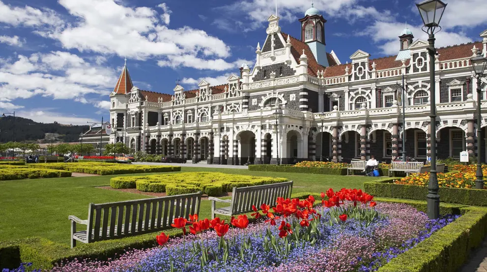 Besøg de hyggelige byer på Sydøen på din New Zealand-rejse, her Dunedin.
