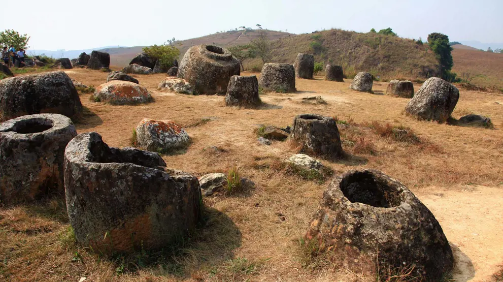 Se de mystiske og tonstunge krukker i Plain of Jars.