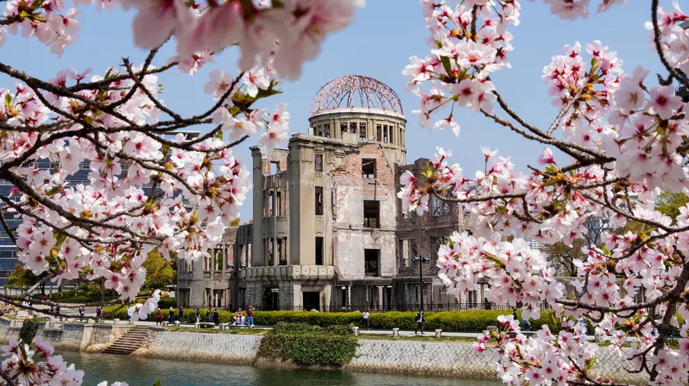 Atomic Bomb Dome står som et symbol på det atomangreb, Hiroshima blev udsat for i 1945