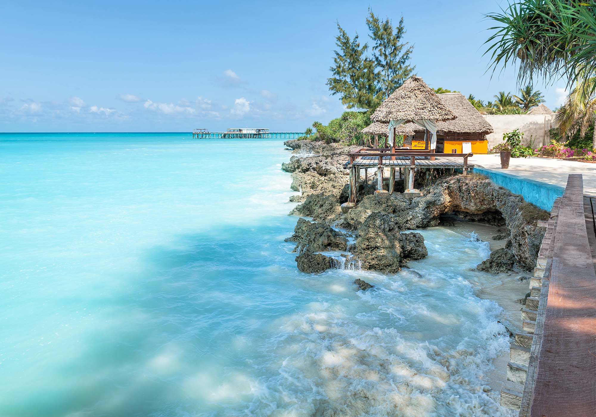 Krystalklart vand og eksotiske resorts på Zanzibar.