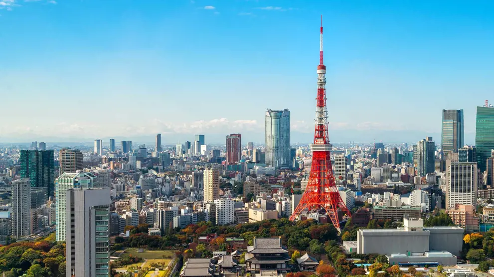 Du kan tage op i Tokyo Tower, eller du kan se det fra toppen af det højere Tokyo Skytree