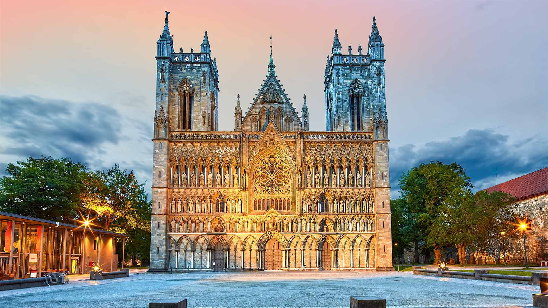 På krydstogt til Norge kan du opleve den imponerende Nidarosdomen i Trondheim