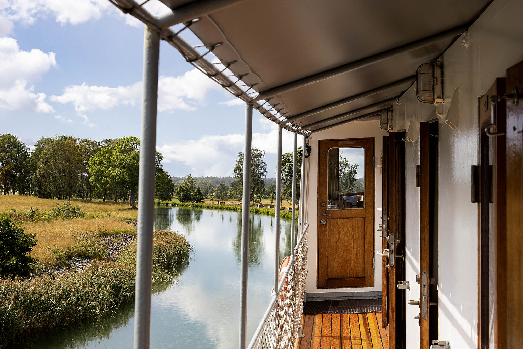 Udforsk skibet og se de flotte landskaber langsomt ændre sig omkring jer