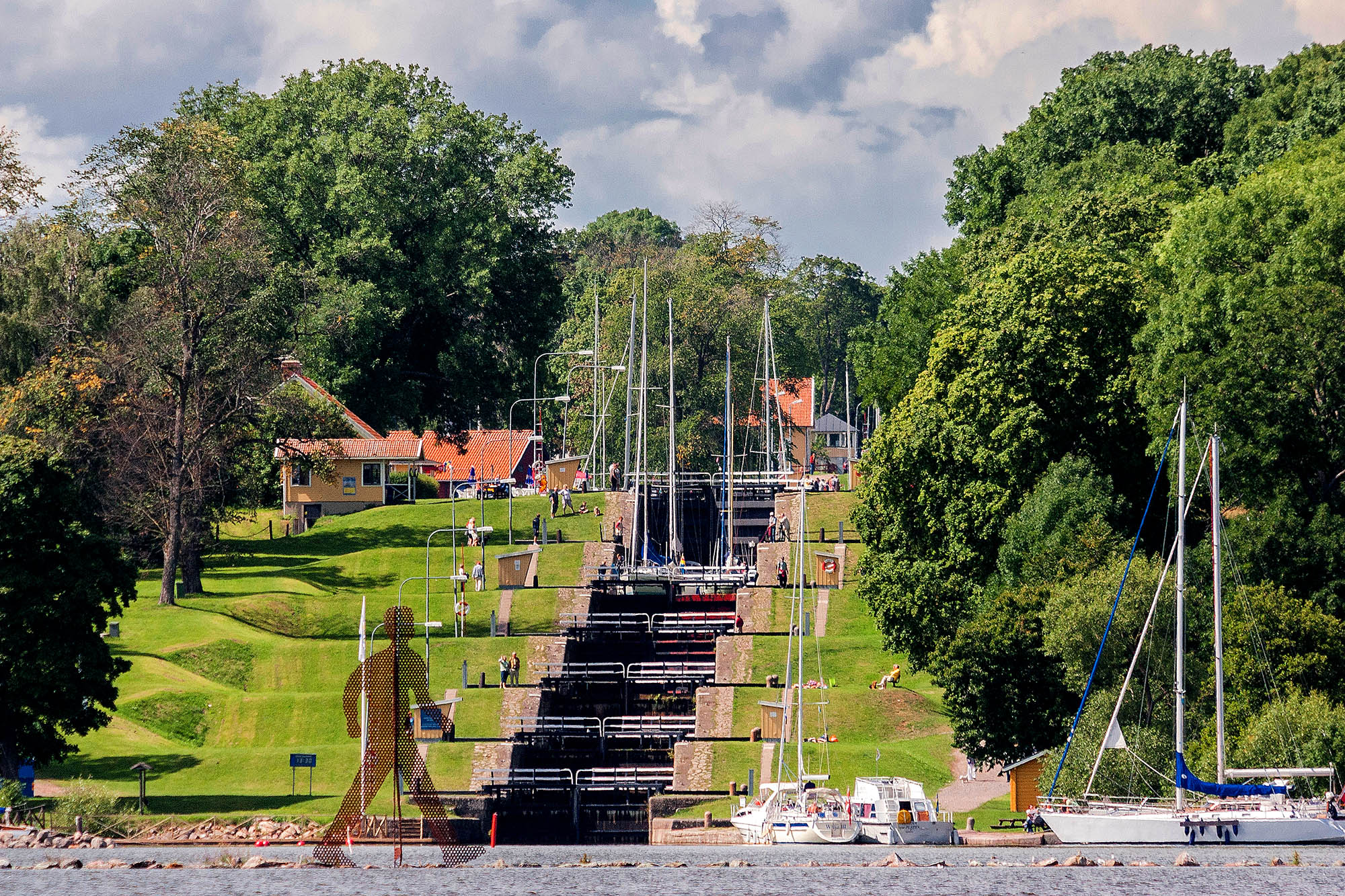 Bergsluserne – et af kanalens mest spektakulære sluseanlæg – regnes ofte som et højdepunkt på hele rejsen