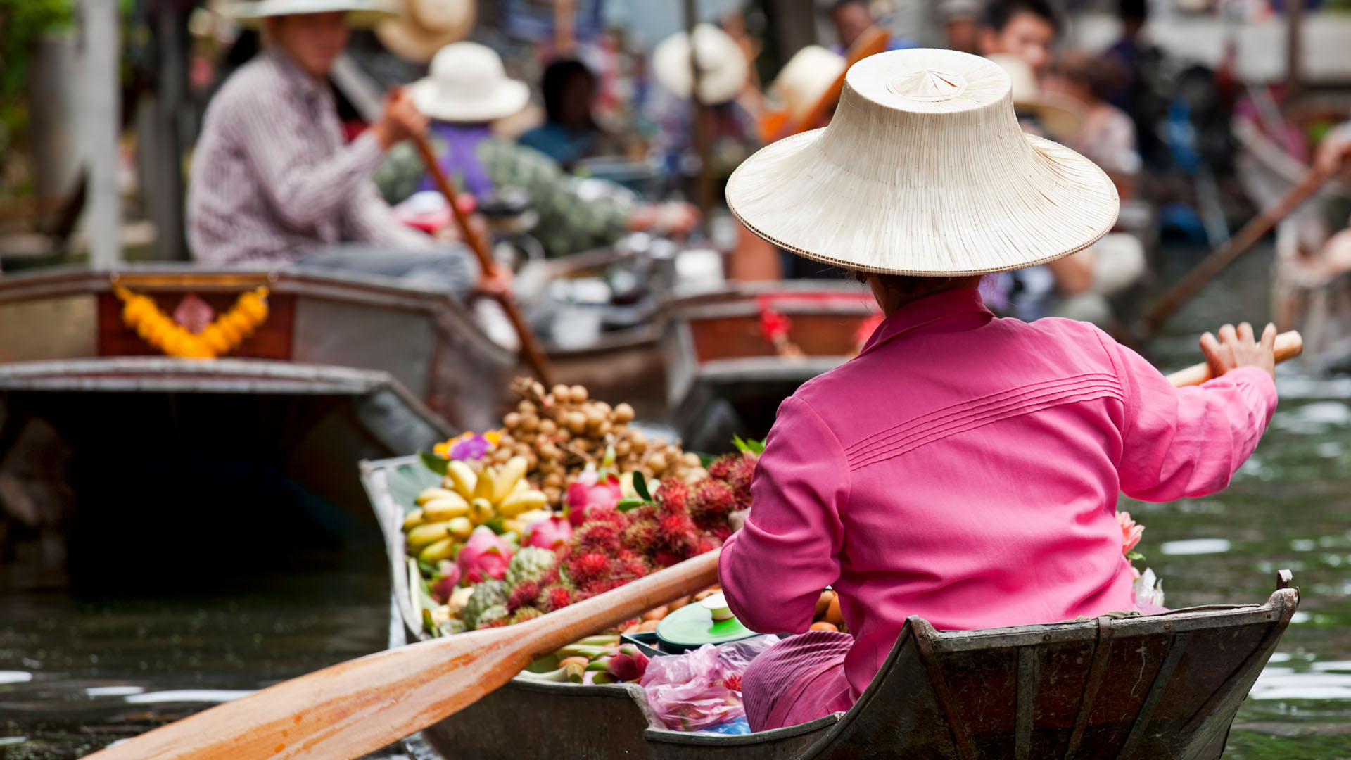 Tag en sejltur på byens floder og kanaler, når du rejser til Bangkok.