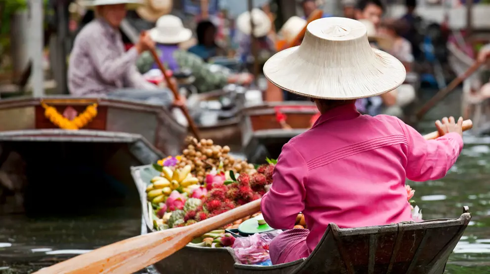 Tag en sejltur på byens floder og kanaler, når du rejser til Bangkok.
