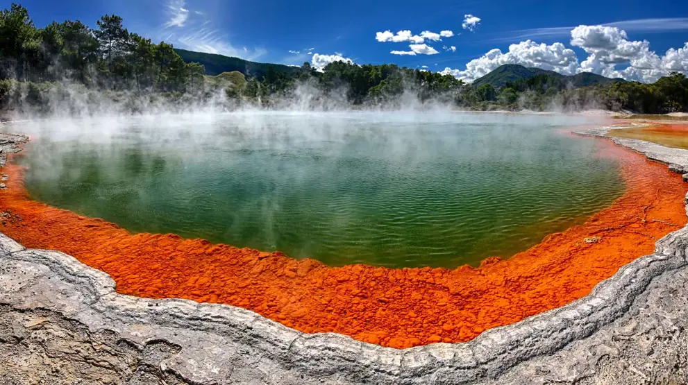 Oplev den flotte geotermiske Champagne Pool i Wai-O-Tapu-området.