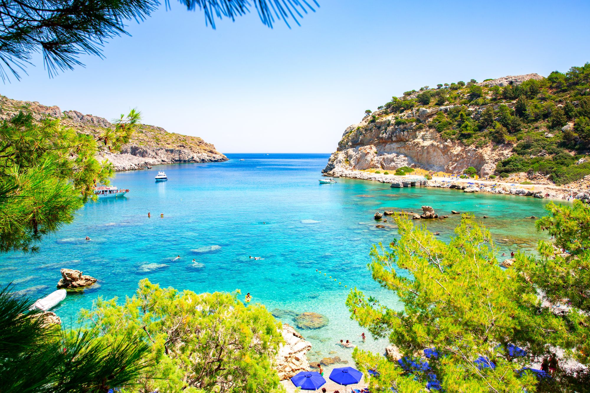 På Rhodos venter idylliske bugte med krystalklart vand – som her ved den berømte Anthony Quinn Bay