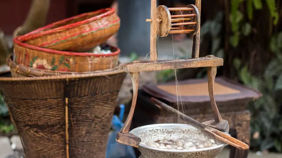 Se silkeproduktionen i Jim Thompson House på din rejse til Bangkok.