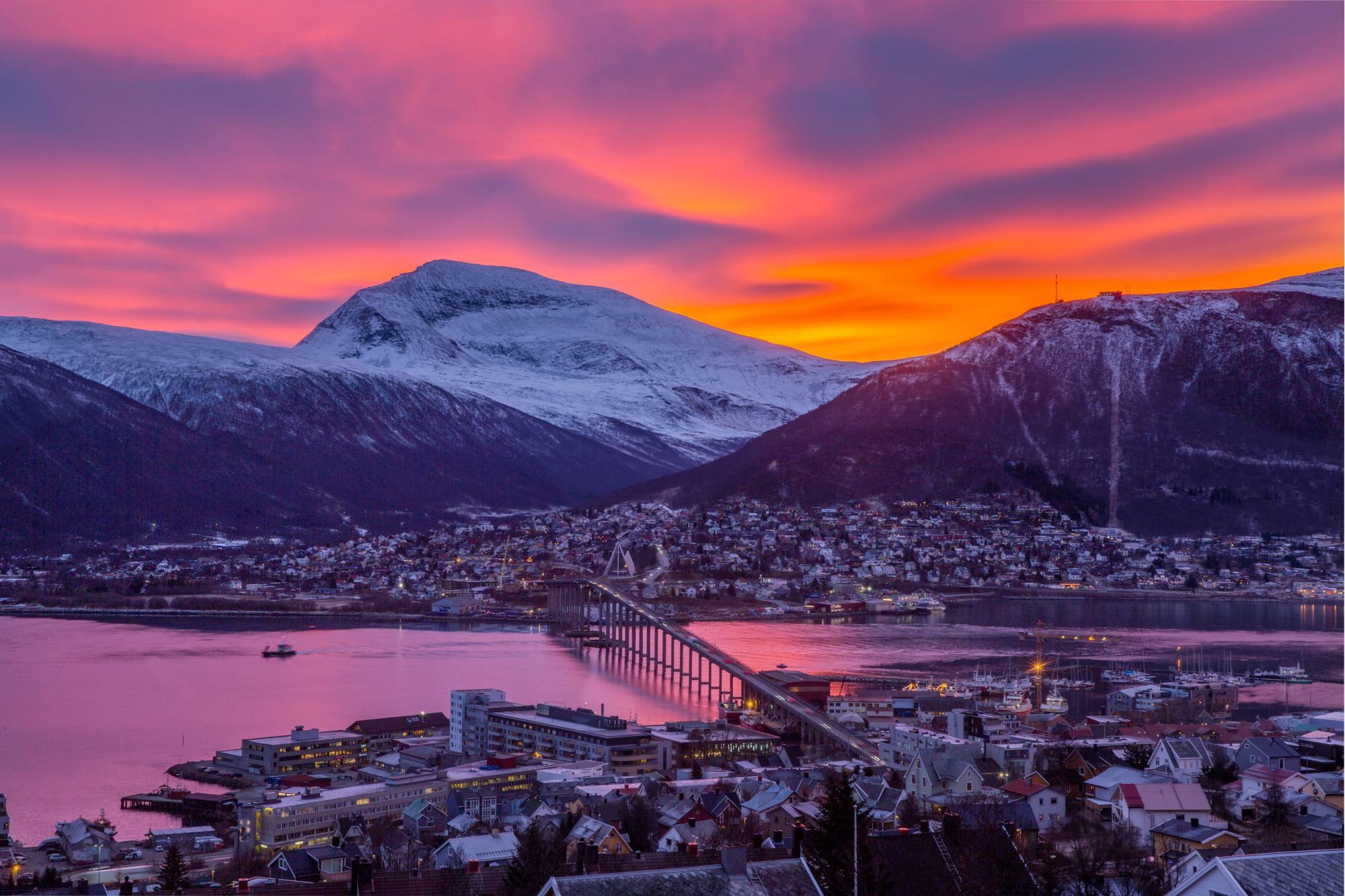 Udsigt over Tromsø med snedækkede fjelde i baggrunden | Foto: Yngve Olsen/Hurtigruten