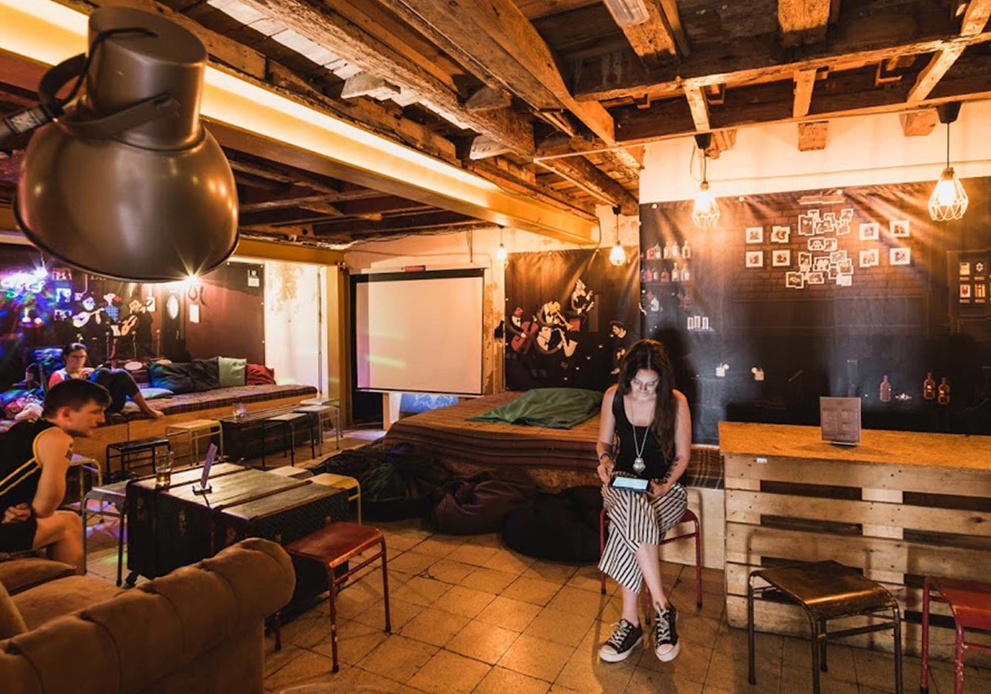 Afslappende kroge med retrostemning | WOT New Lisbon