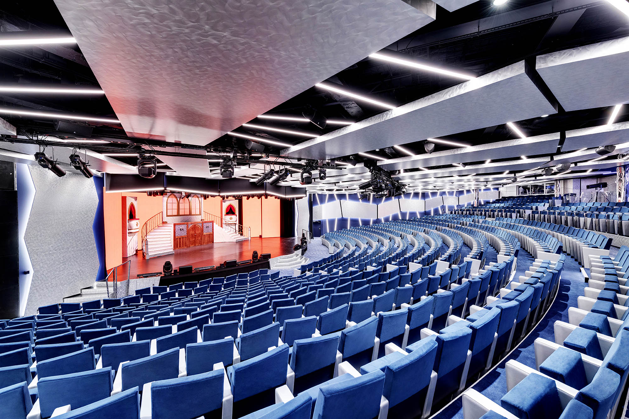 Oplev aftenens underholdning i skibets teater