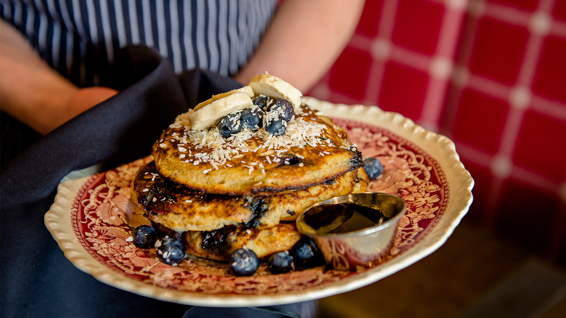 Pandekager med ahornsirup er et populært valg til morgenmad. Foto: Orange Girl Photographs.