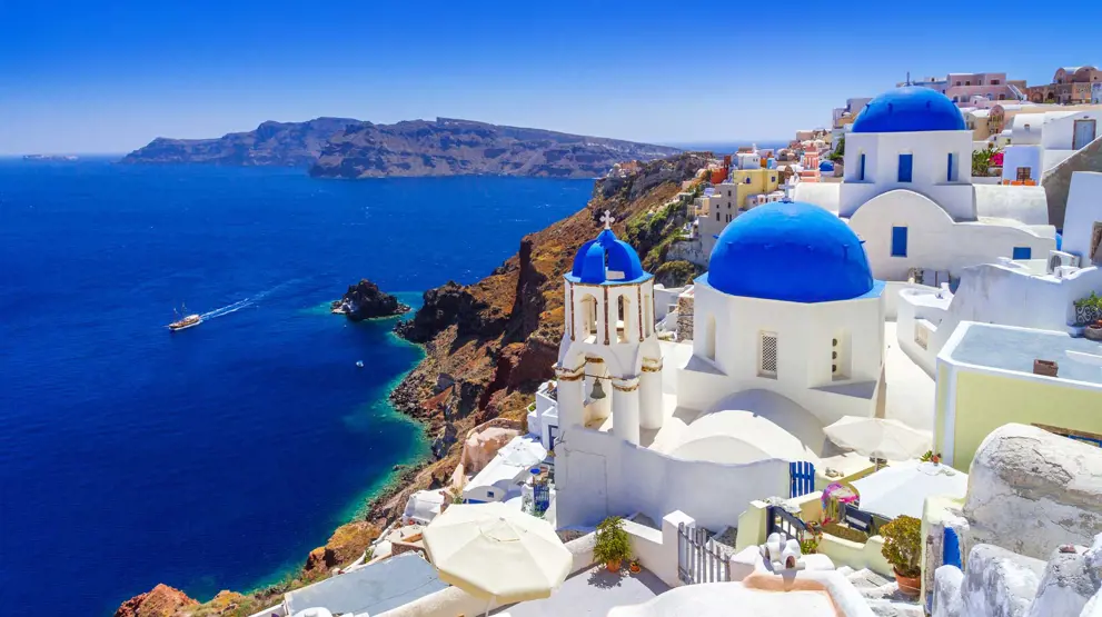 Se de smukke blå kupler og hvidkalkede bygninger i Santorini på dit krydstogt i Europa