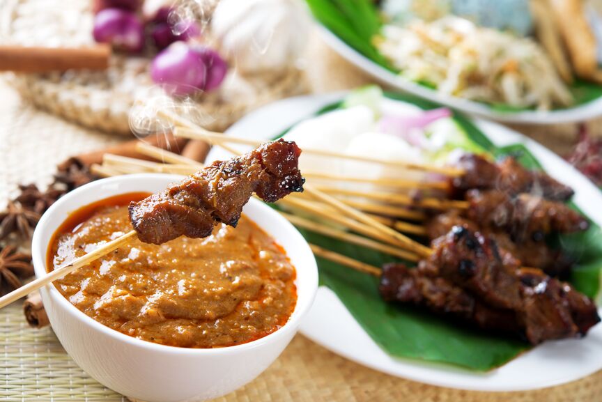 Smag på asiatiske retter som f.eks. satay på din rejse til Singapore.