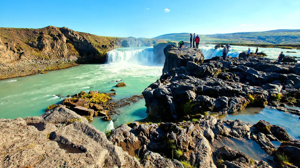 Goðafoss, nær Akureyri, også kendt som "Gudernes Vandfald", er en uforglemmelig oplevelse