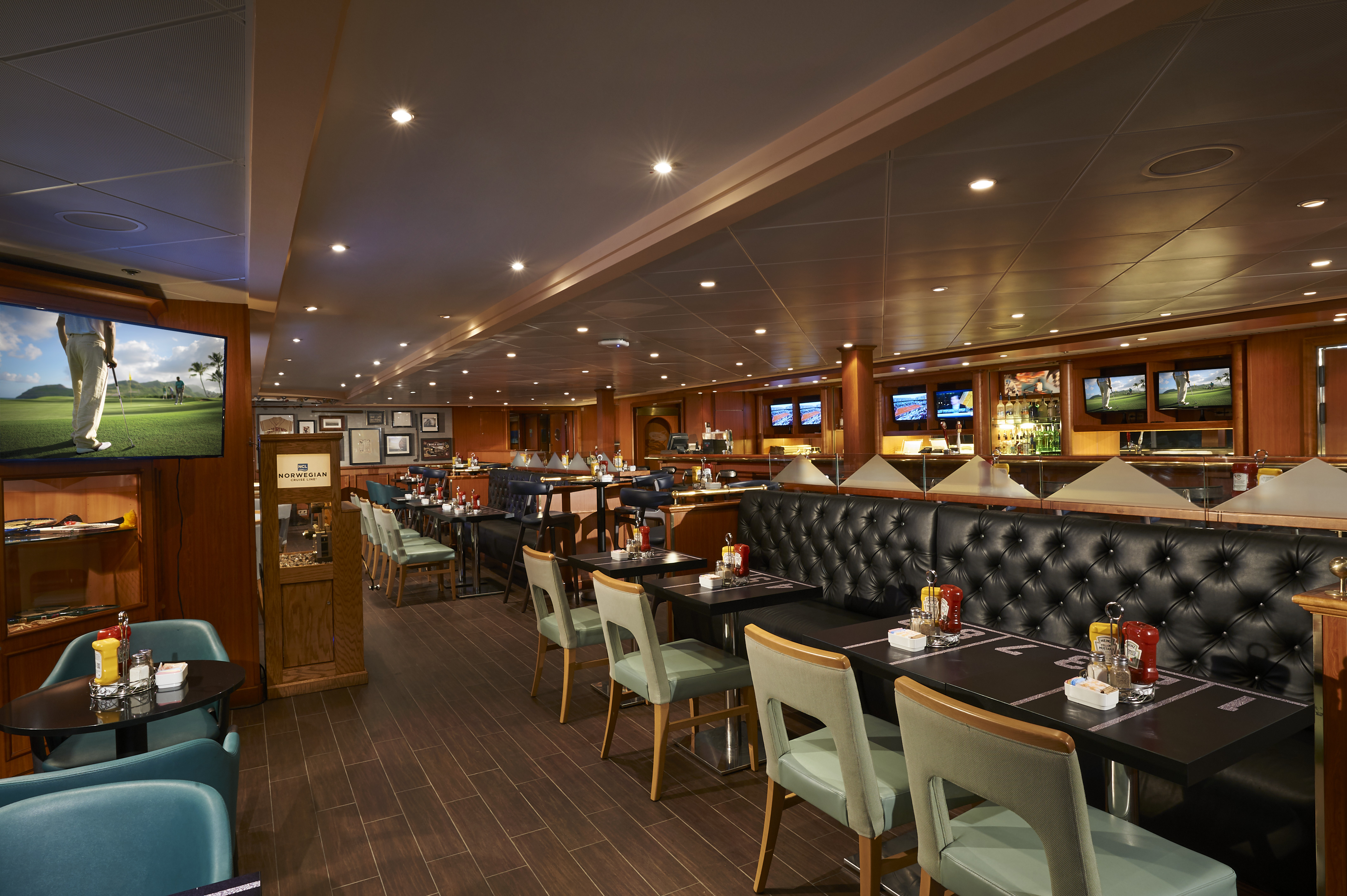 Sports Bar ombord på Norwegian Sun er et afslappet sted, hvor I kan nyde klassiske pubretter 