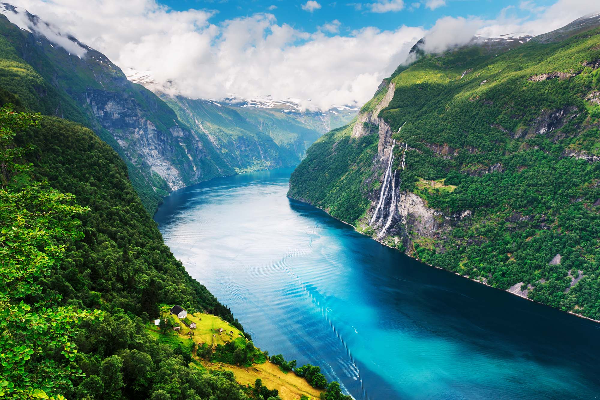 Geirangerfjorden er en af de mest ikoniske og spektakulære fjorde i Norge
