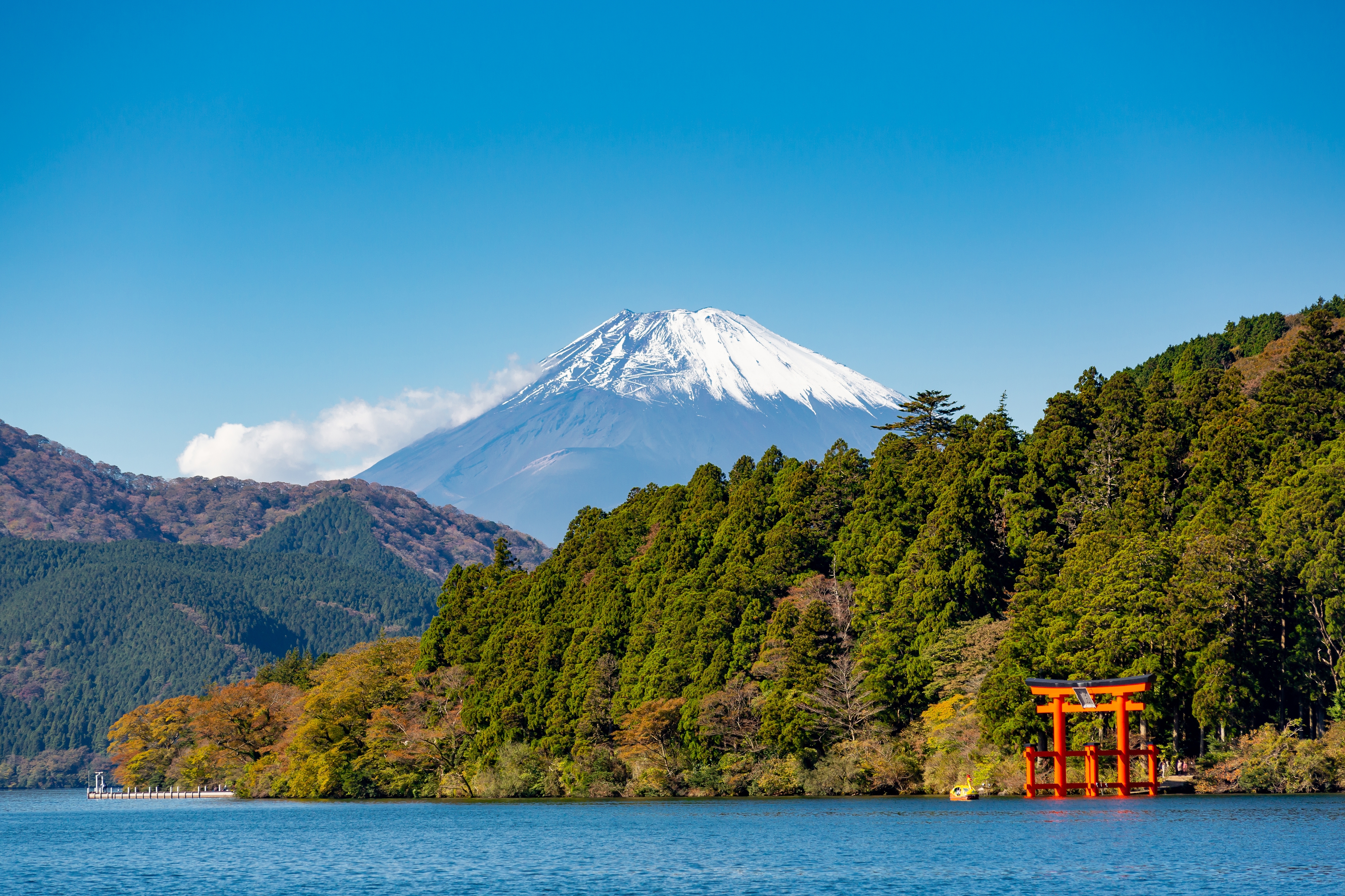 Efterårsfarver ved Lake Ashi med udsigt til Mount Fuji i baggrunden