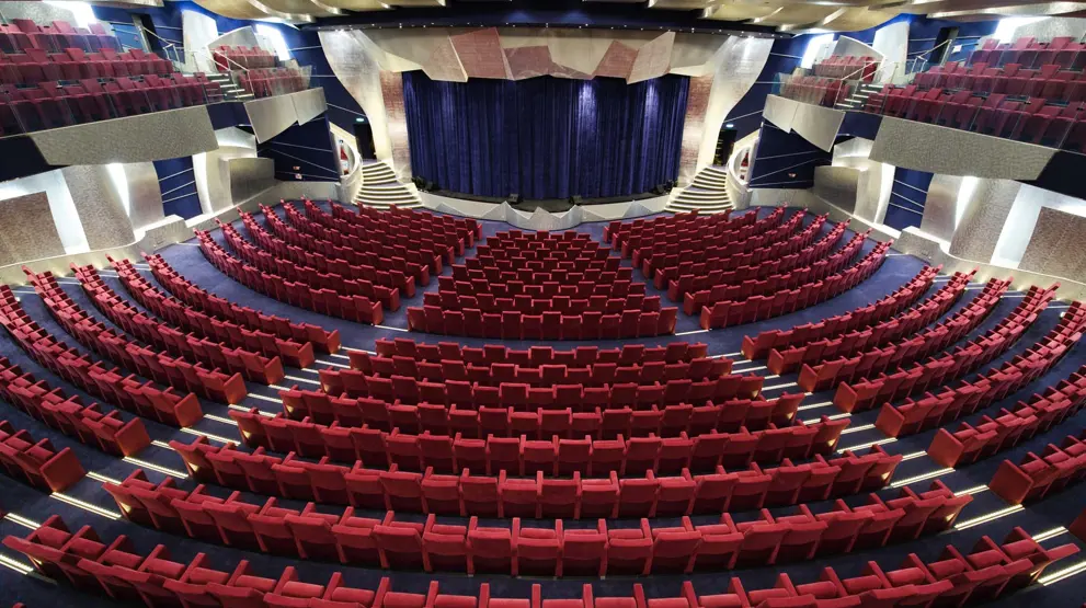 Se skibets flotte shows i teatersalen