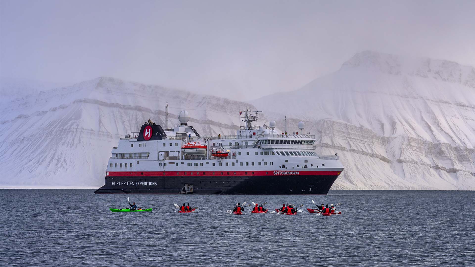 I sejler med MS Spitsbergen og kan også udforske omgivelserne på guidede kajakture