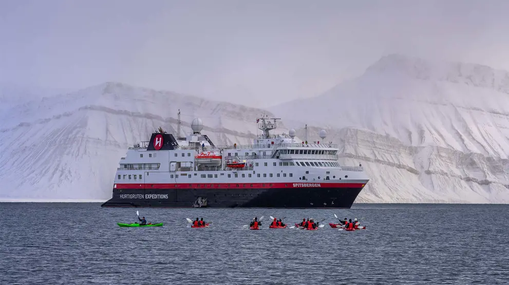 I sejler med MS Spitsbergen og kan også udforske omgivelserne på guidede kajakture