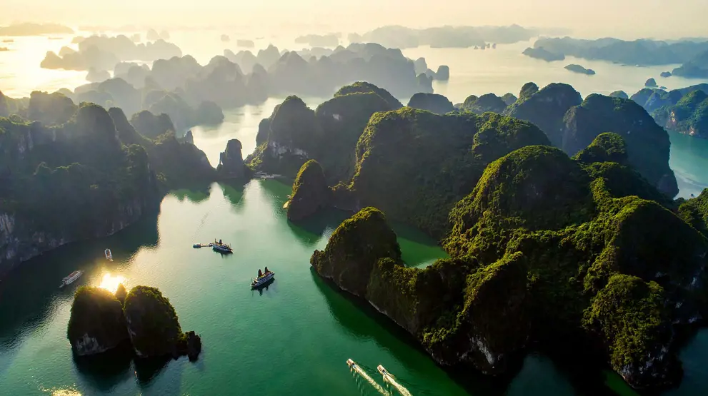 Rejser til Vietnam byder på fantastiske omgivelser i Halong Bay.
