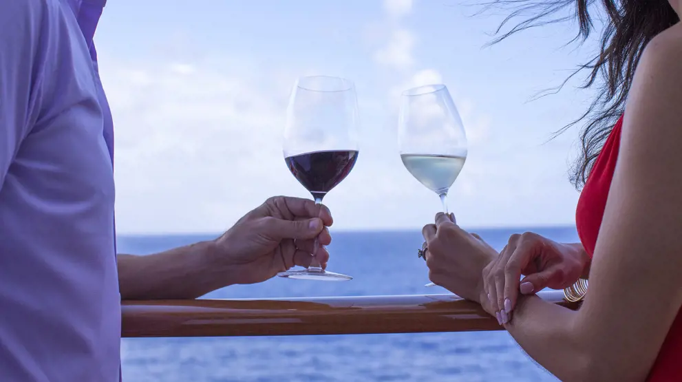 Nyd udsigten med forfriskninger fra en af de mange barer eller lounges