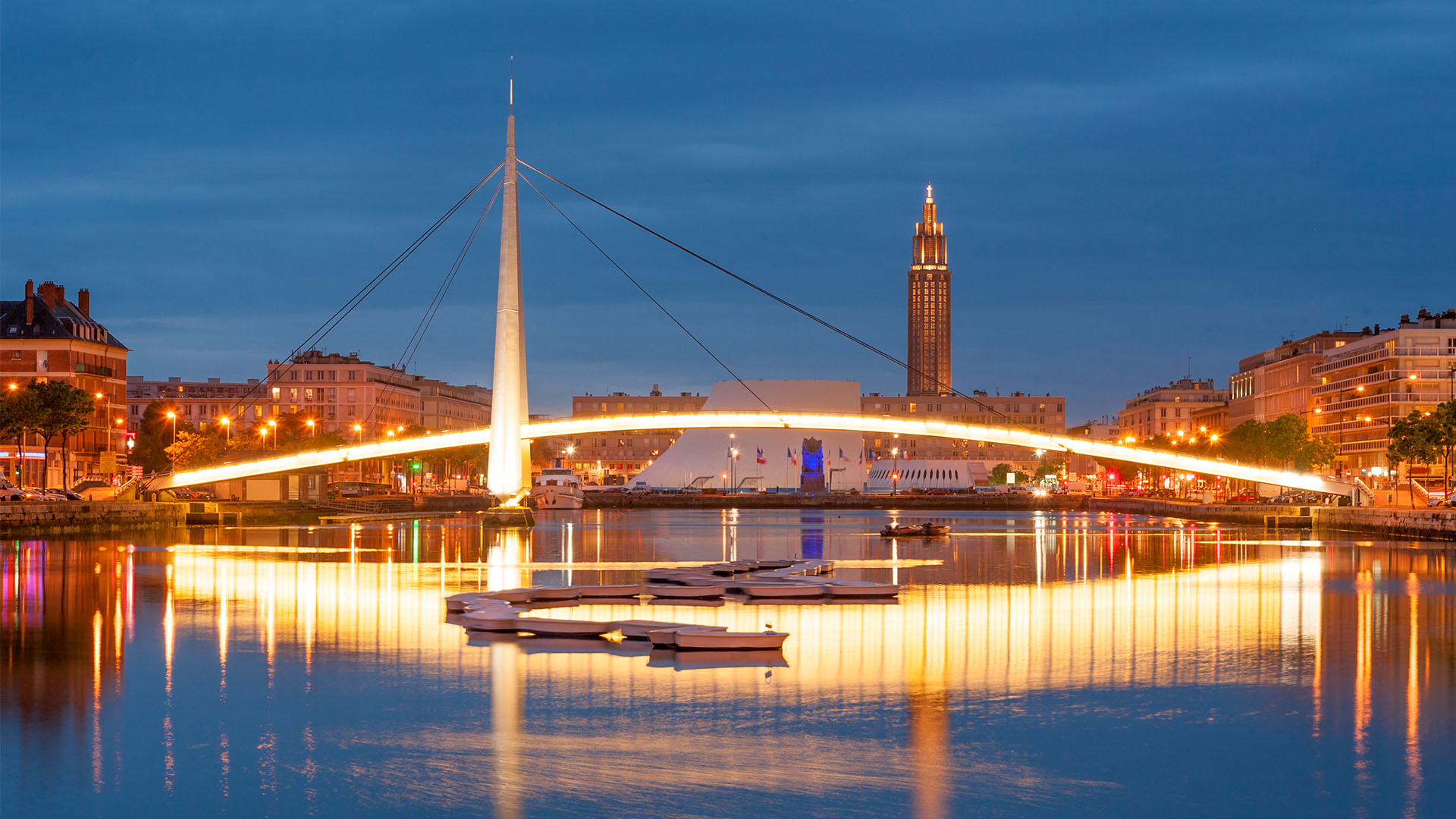 Havnefronten i Le Havre med moderne arkitektur og en charmerende gangbro