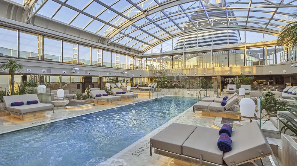 The Conservatory Pool er et stilfuldt tilflugtssted, hvor frodig beplantning og sofistikeret design forenes