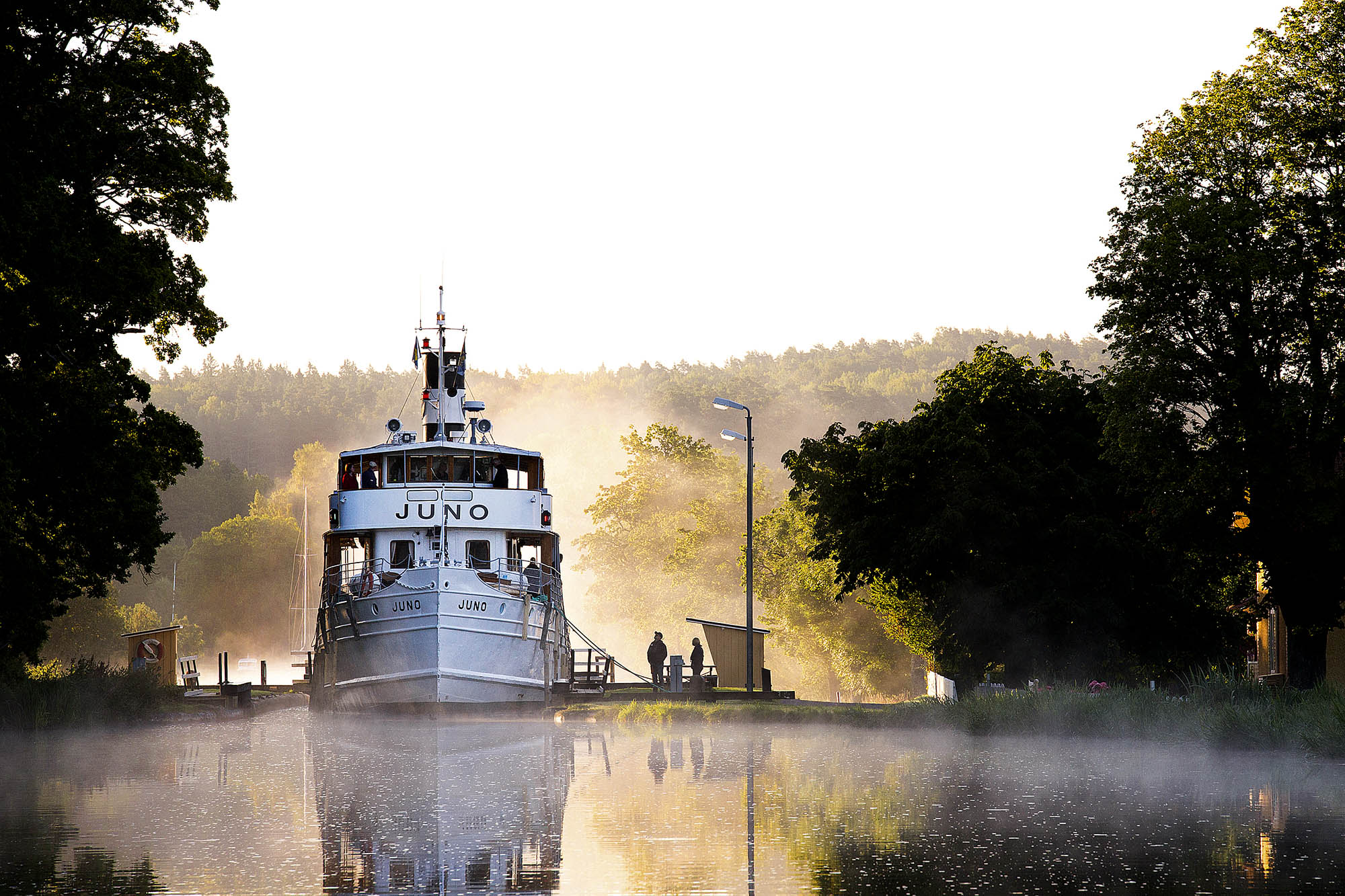 M/S Juno i skumringen på Götakanalen er et uforglemmeligt syn