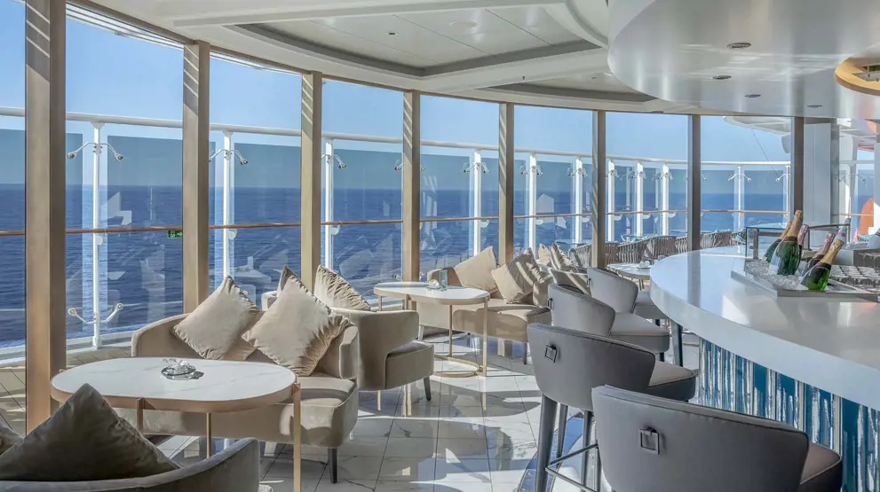 Nyd et koldt glas champagne med udsigt på Fizz – Champagne Bar