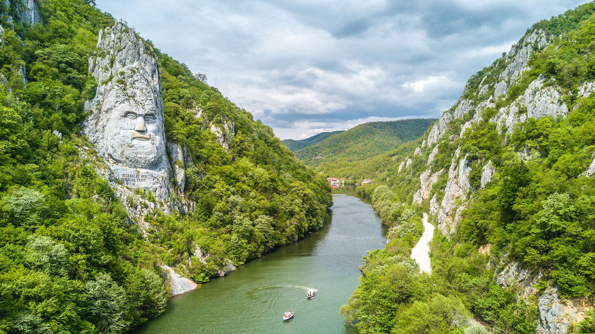 I sejler gennem Jernporten og forbi det ikoniske Decebalus-relief hugget ind i bjergsiden