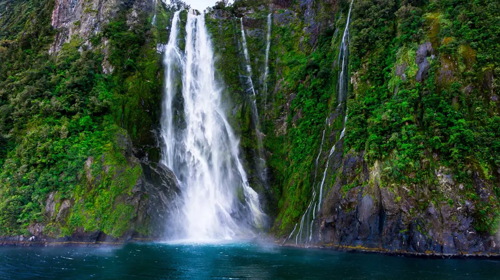 Vandfald ved Milford Sound - Rejser til Fiordland
