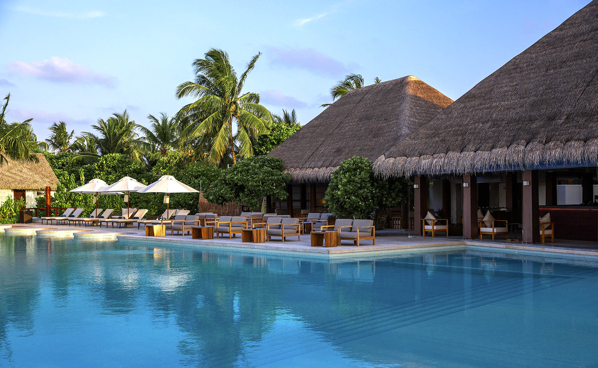 Nyd en drink eller solrige timer i liggestolen ved den store pool