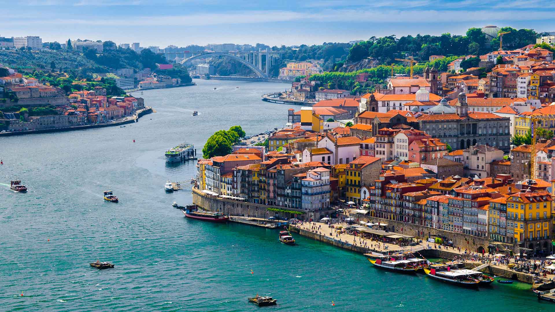 Besøg Porto, hvor historiske gader, farverige bygninger og produktionen af portvin mødes.