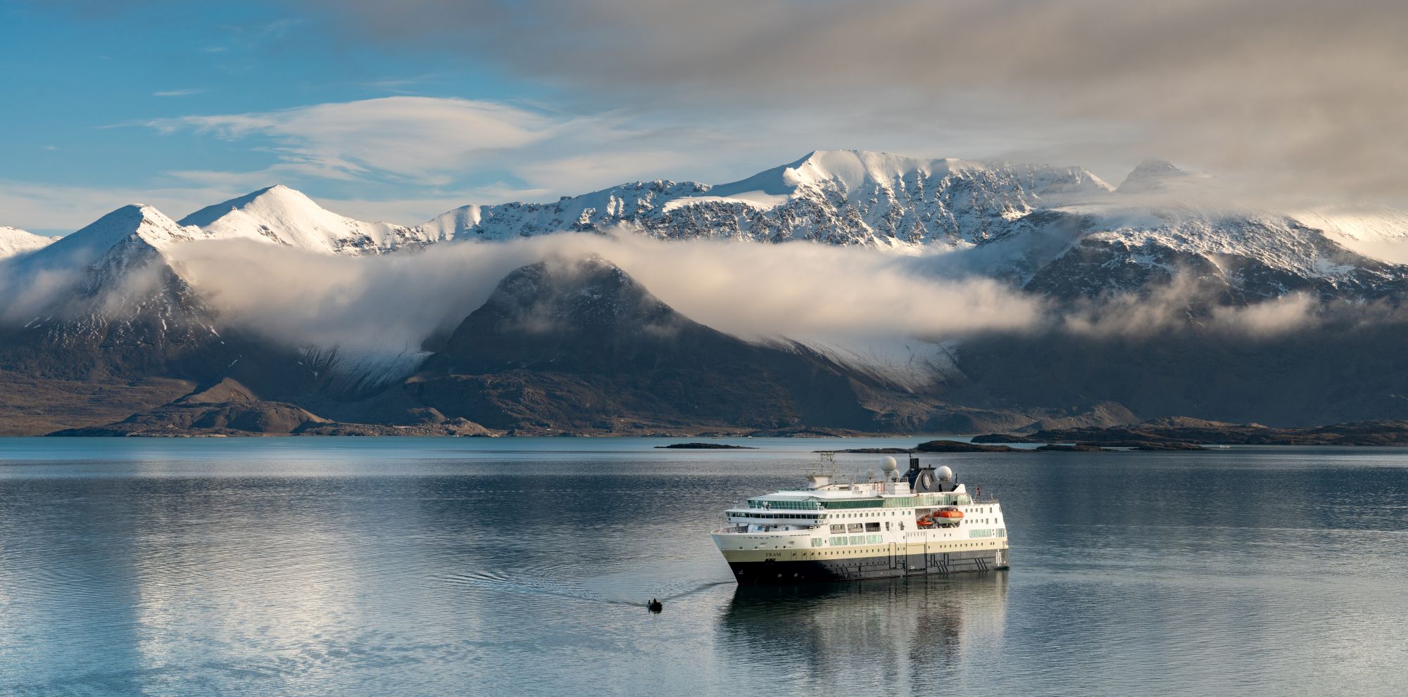MS Fram i det arktiske landskab | Foto: Yuri Choufour