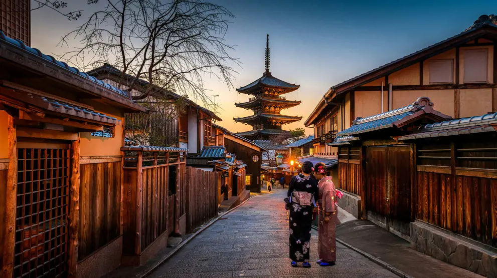 På rejsen til Japan kan du være heldig at se en geisha (geiko) på vej til arbejde i Kyoto