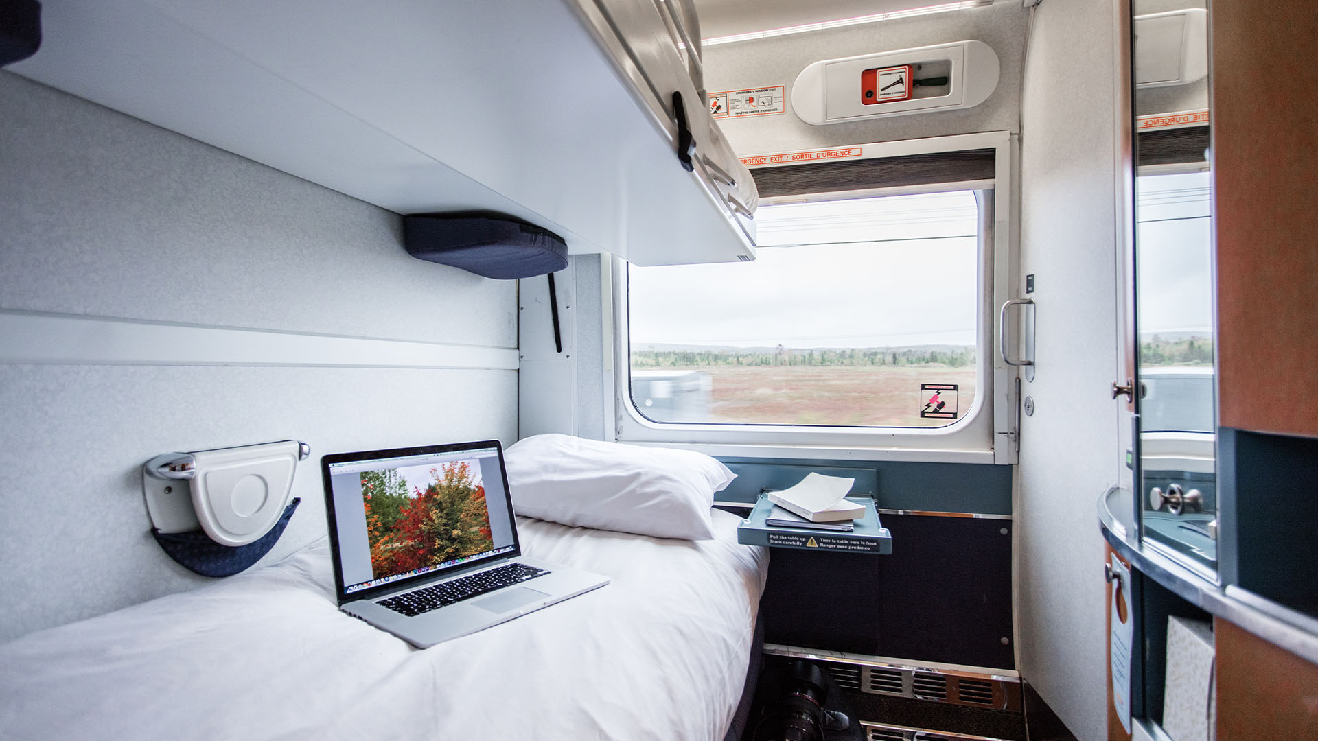 Med din egen togkupé hos VIA Rail får du mere privatliv på din togrejse gennem Canada.