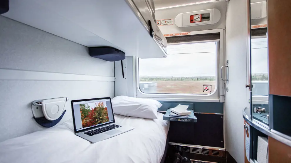 Med din egen togkupé hos VIA Rail får du mere privatliv på din togrejse gennem Canada.
