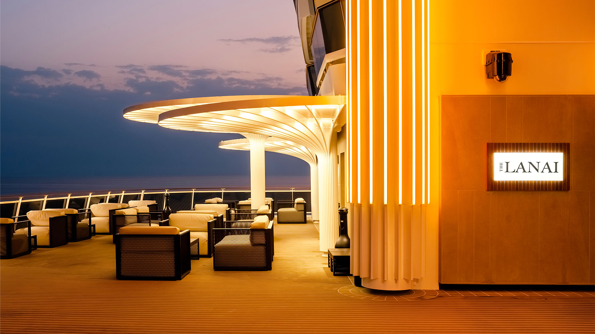 The Lanai ombord på MSC World America giver dig mulighed for at opleve et roligt og naturskønt udendørsområde, hvor du kan slappe af og nyde havets brise